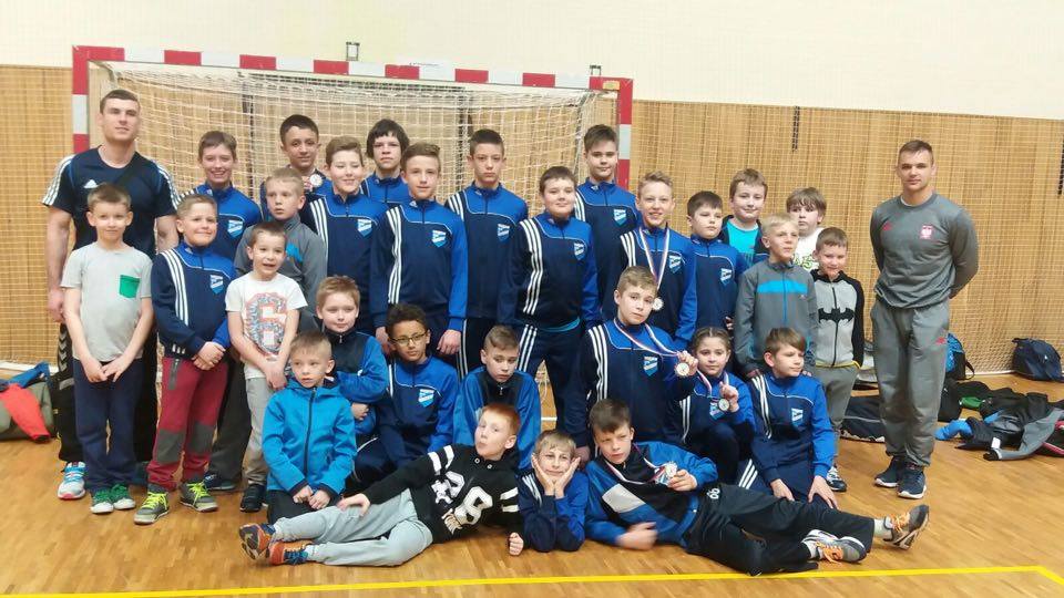 Zawodnicy i trenerzy w hali sportowej Miejski Klub Zapaśniczy Unia w Raciborzu
