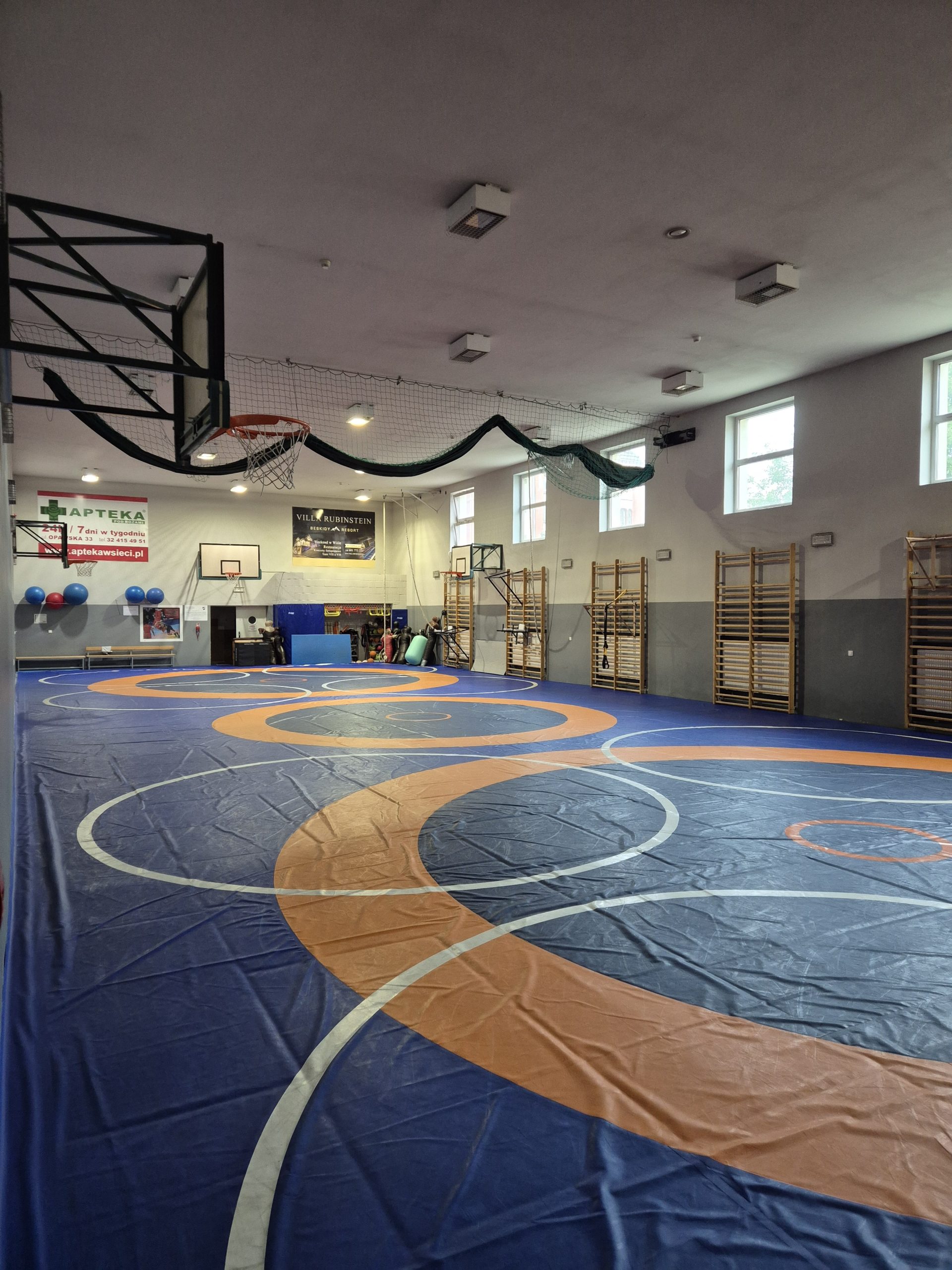 Hala sportowa MKZ Unia Racibórz z matą zapaśniczą