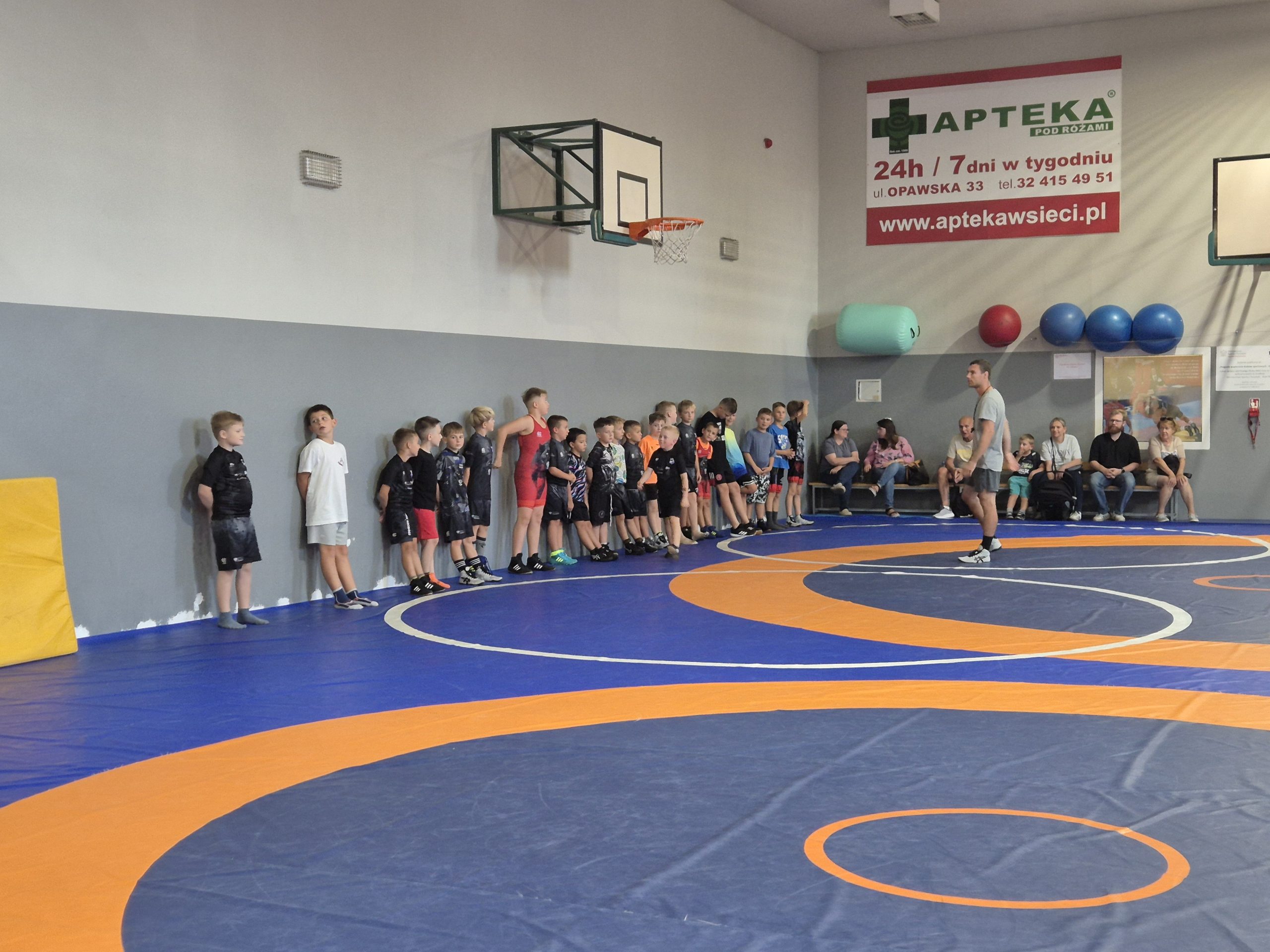 Młodzi zawodnicy w hali sportowej MKZ Unia Racibórz