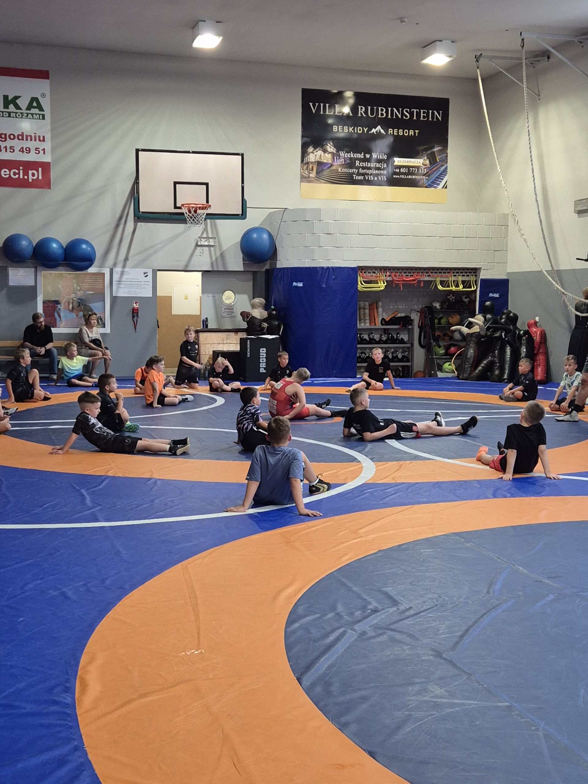 Trening zapaśniczy w hali sportowej MKZ Unia Racibórz